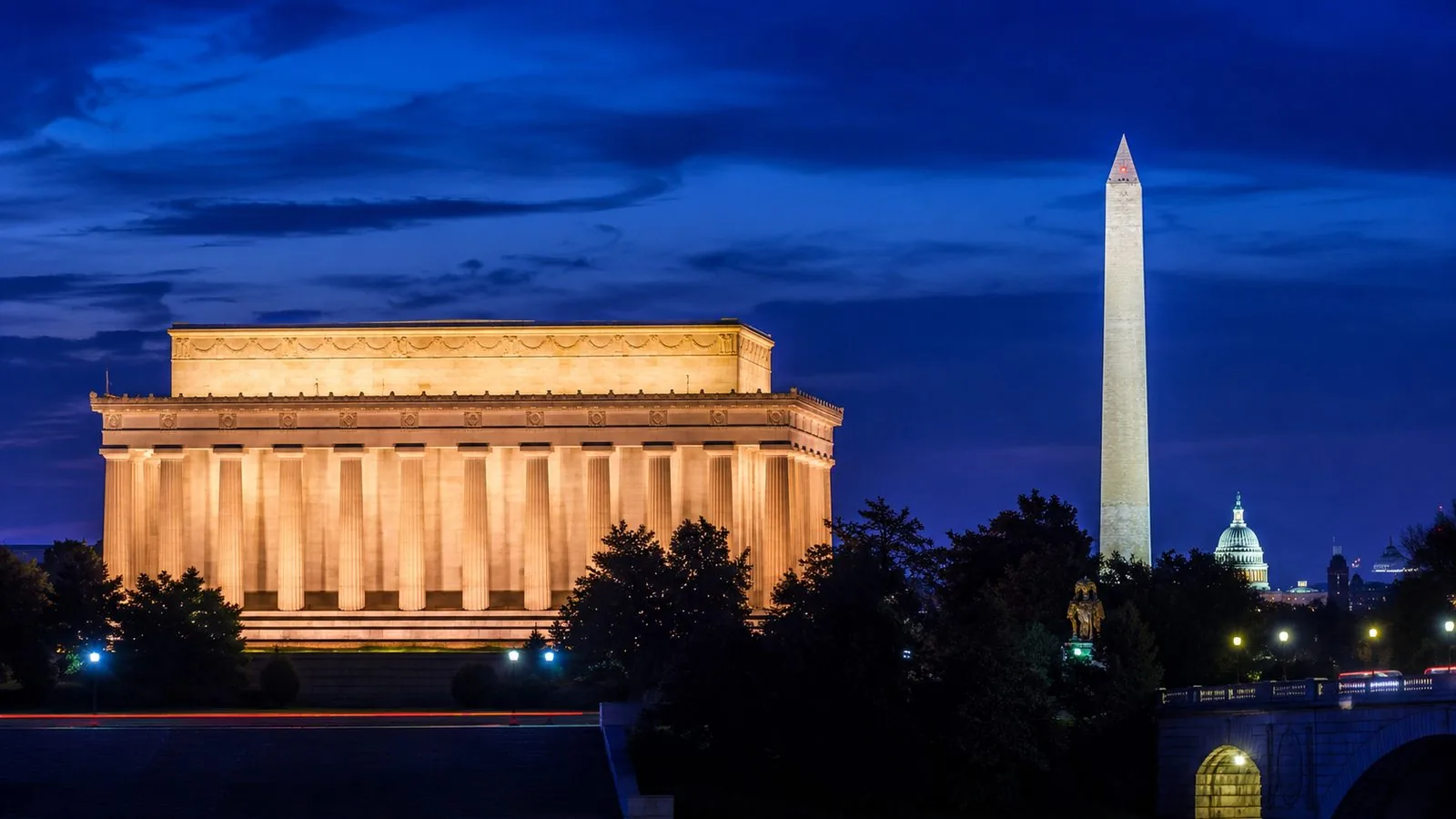 Washington DC: Monuments by Moonlight Nighttime Trolley Tour